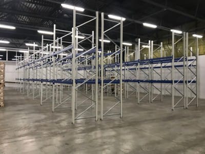 Поставка и монтаж складских стеллажных систем для размещения 603 паллет на складе компании «Каравела».6